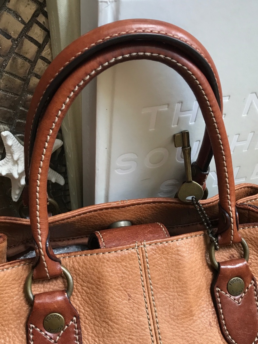 BOHO-CHIC FOSSIL RETRO SMALL LEATHER TOTE WITH ICONIC BRASS KEY CHARM - Picture 13 of 16
